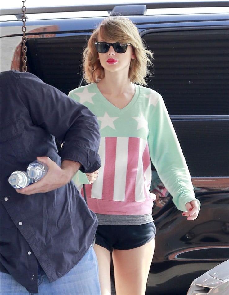 Taylor Swift Wearing Very Short Shorts To The Gym