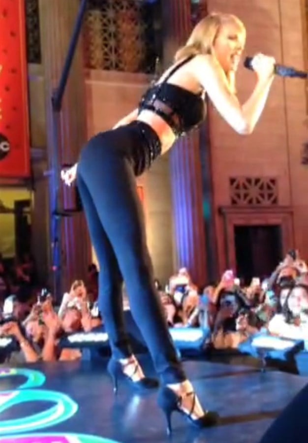Taylor Swift Bends Over In Extremely Tight Pants