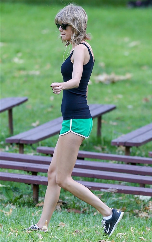 Taylor Swift Works Out Her Tight Little Butt In Short Shorts