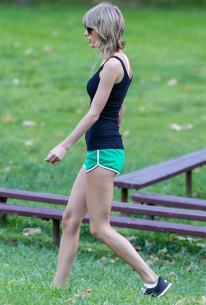 Taylor Swift Works Out Her Tight Little Butt In Short Shorts