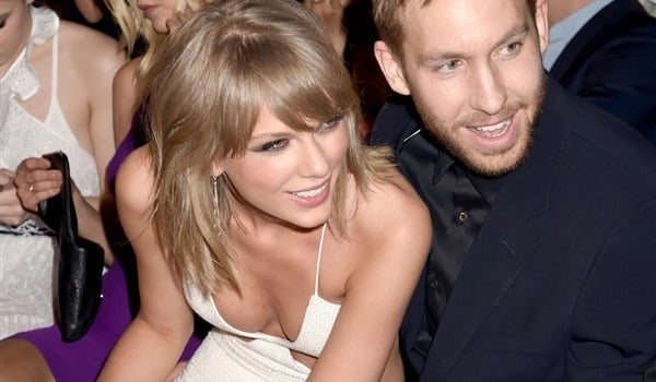 Taylor Swift Pushes Her Boobs Together At The BMAs