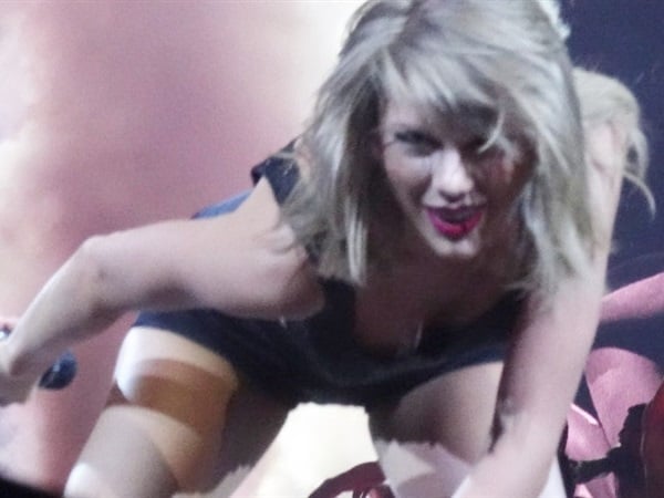 Taylor Swift nip slip