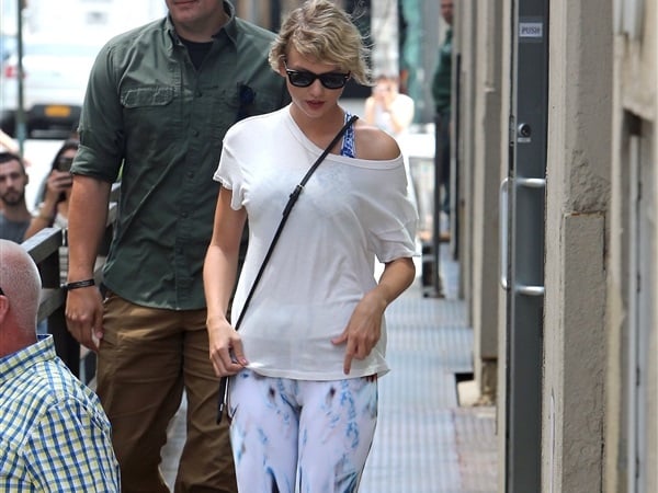 Taylor Swift Tries To Hide Her Meaty Camel Toe