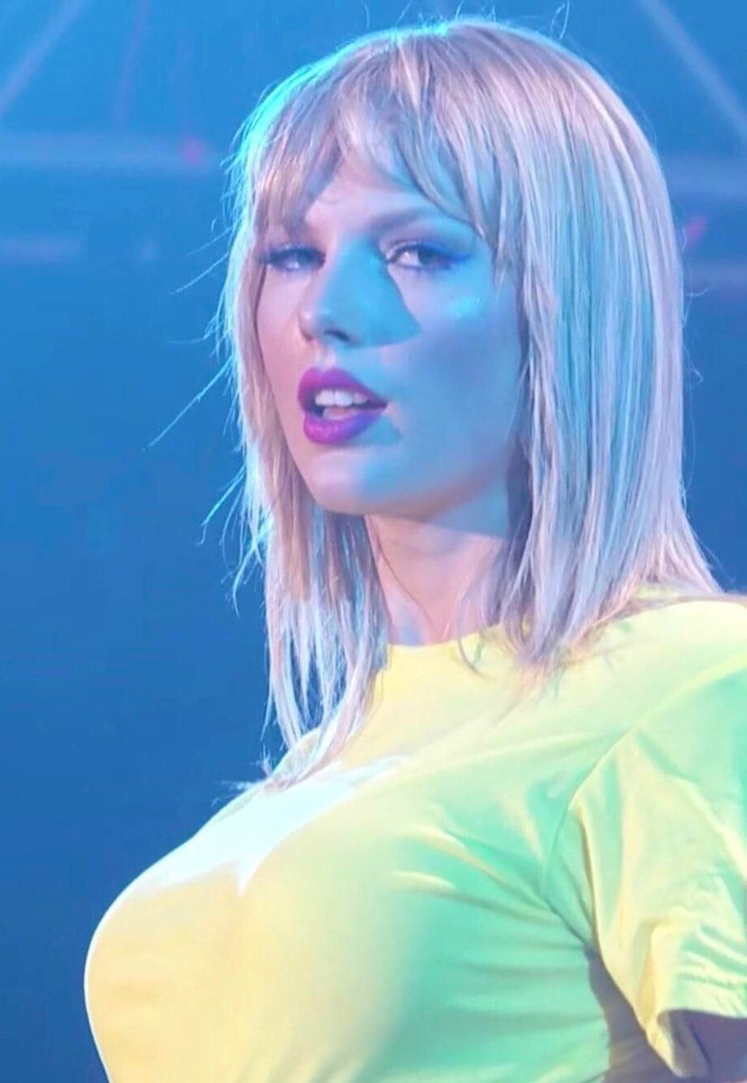 The Definitive Guide To Taylor Swift’s Fake Tits