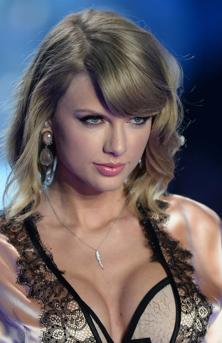 Top photos of Taylor Swift's fabulous boobs and cleavage Celeblr