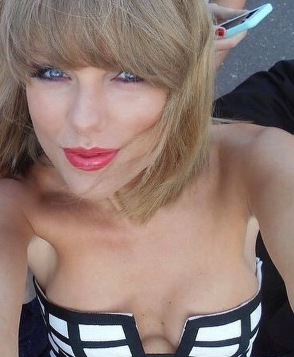 Taylor Swift showing off, bouncing and teasing her amazing boobs in sexy vi...