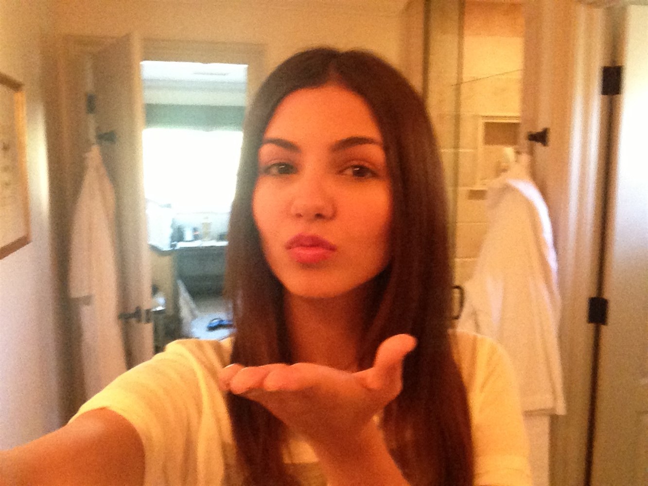 Victoria Justice Nude Cell Phone Pics Leaked