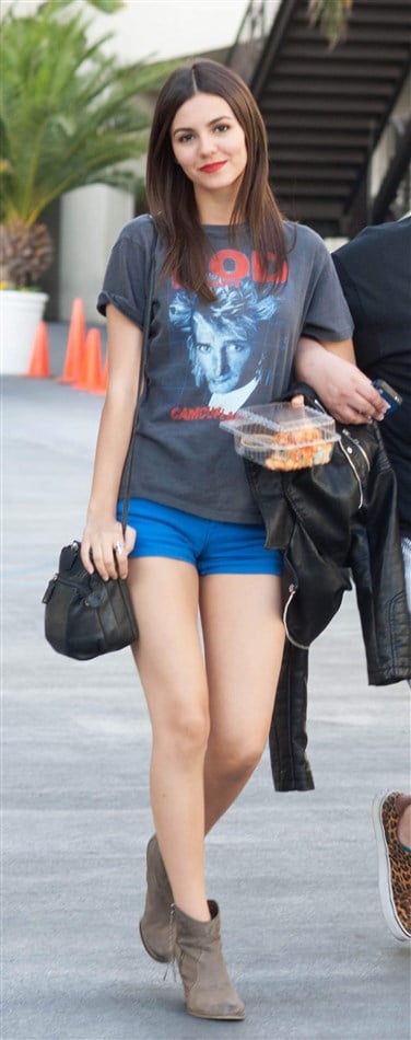 Victoria Justice In Booty Shorts With Fried Chicken