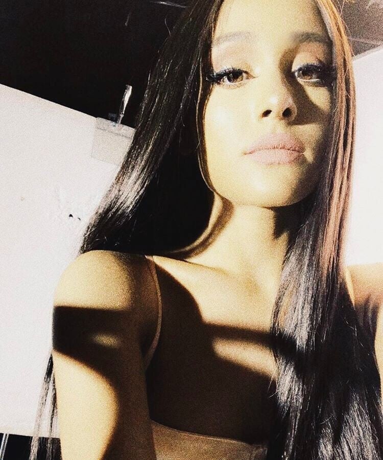 Ariana Grande selfie