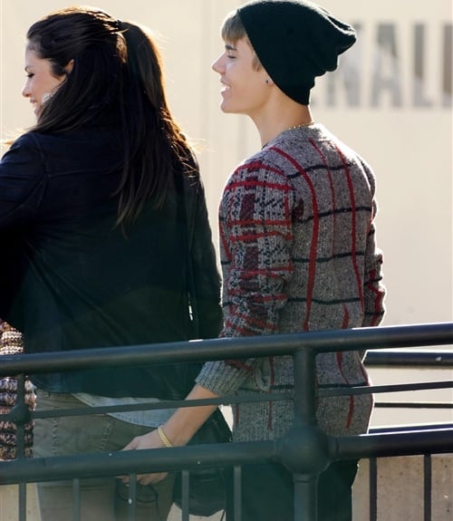 Justin Bieber Caught Fingering Selena Gomez