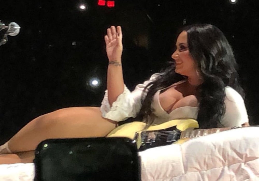 Demi Lovato Puts On Live Lesbian Sex Show