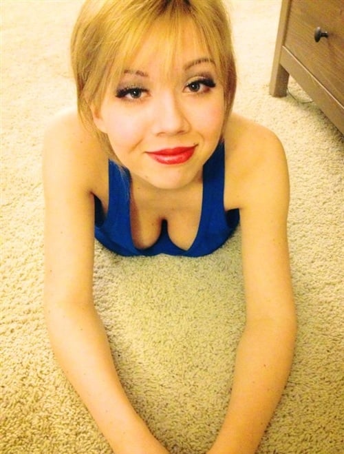 Jennette McCurdy Deep Cleavage Pic