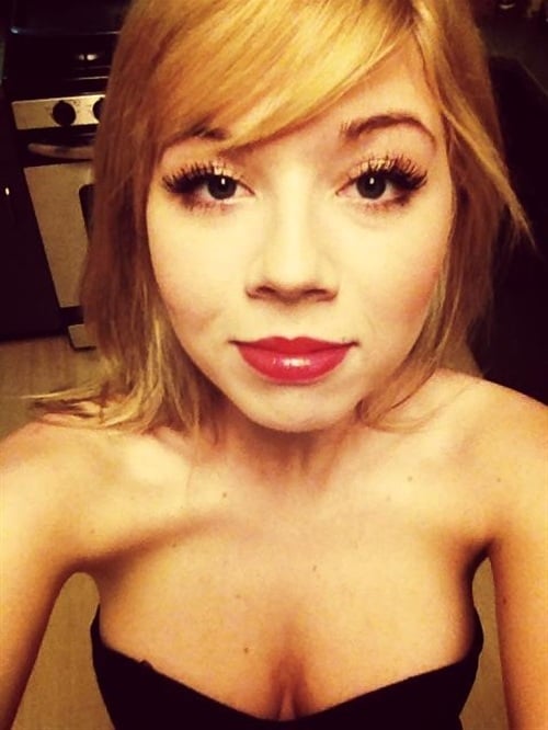 Jennette McCurdy Cleavage Pic