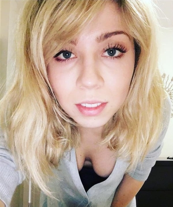 Jennette McCurdy cleavage