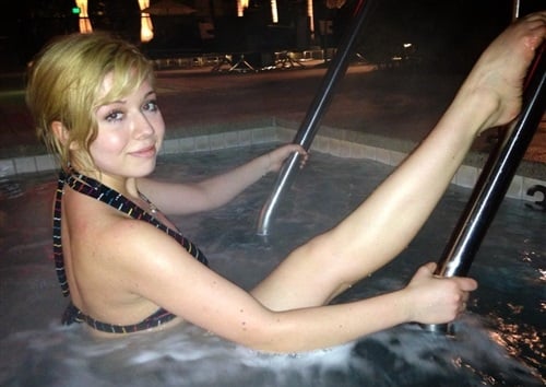 Jennette McCurdy leg