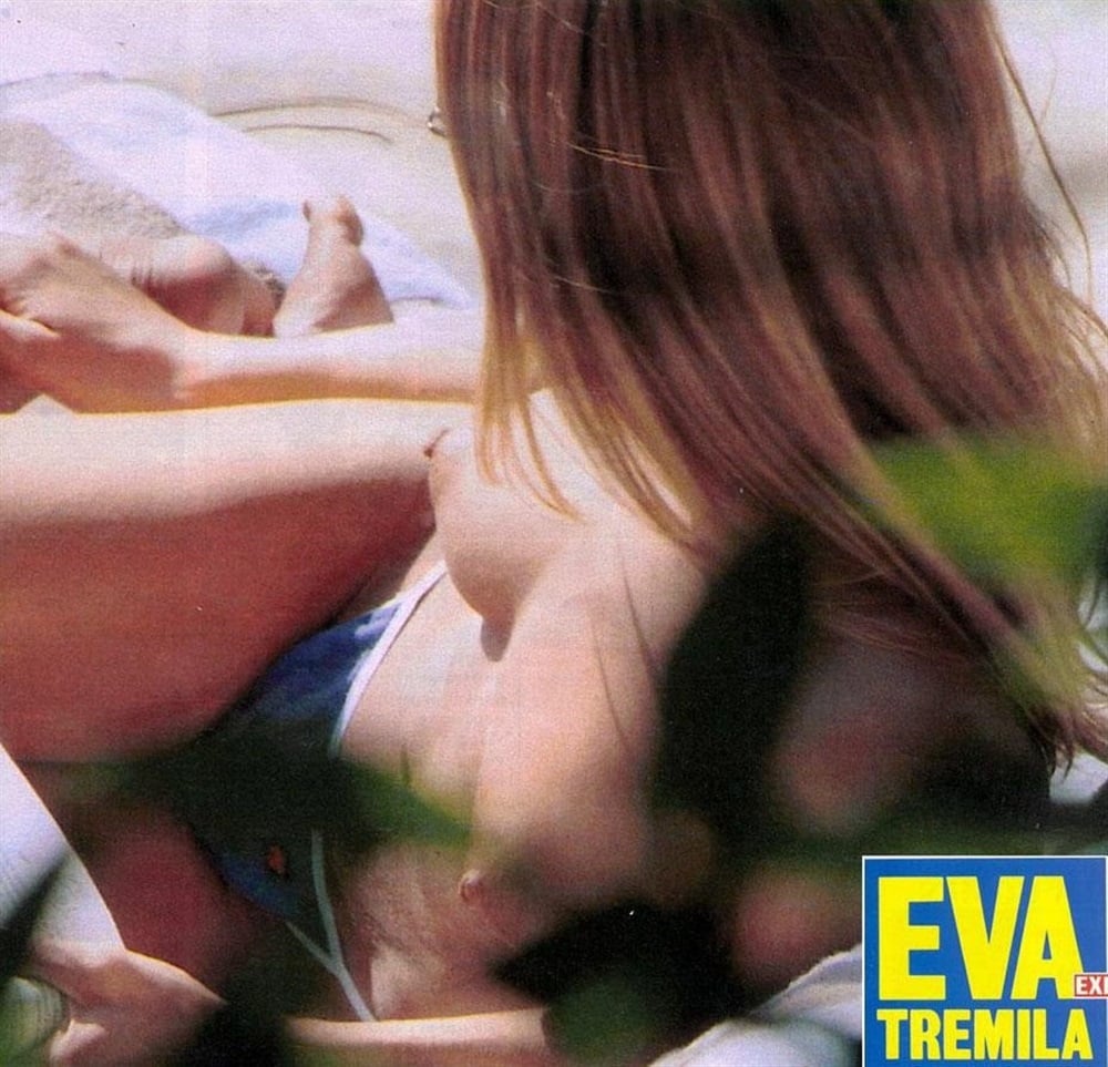 Jennifer Aniston nude topless.