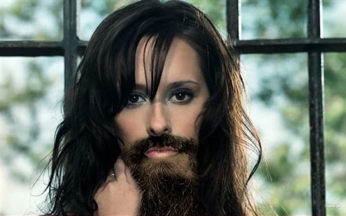 Jennifer Love Hewitt beard