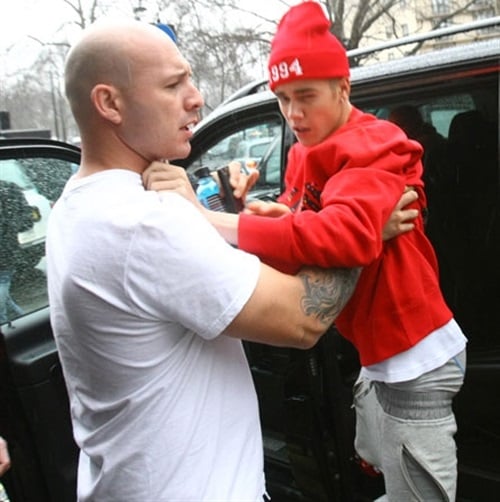 Justin Bieber Lunges At A Paparazzi