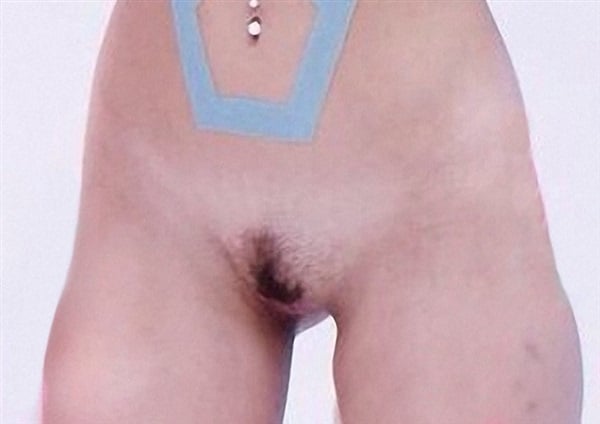 Miley Cyrus Finally Shows A Clear Shot Of Her Nude Vagina