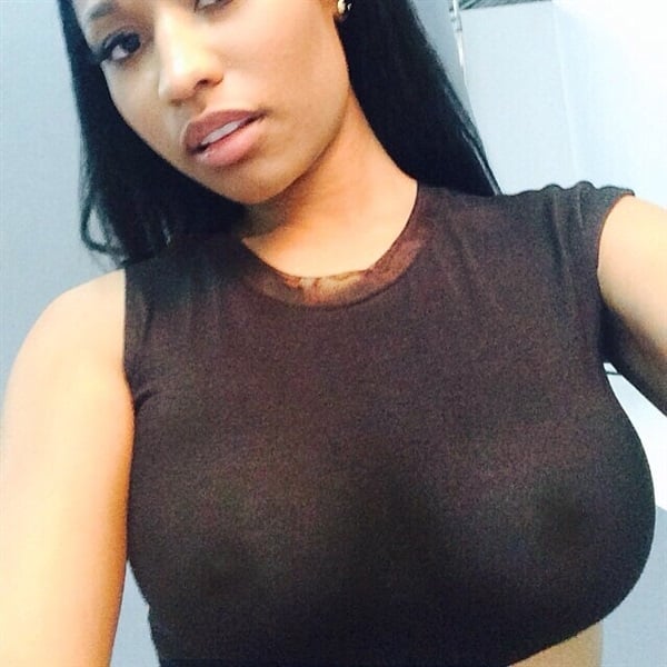 Nicki Minaj Flaunts Her Big Boobs In Bra And Panties Selfies