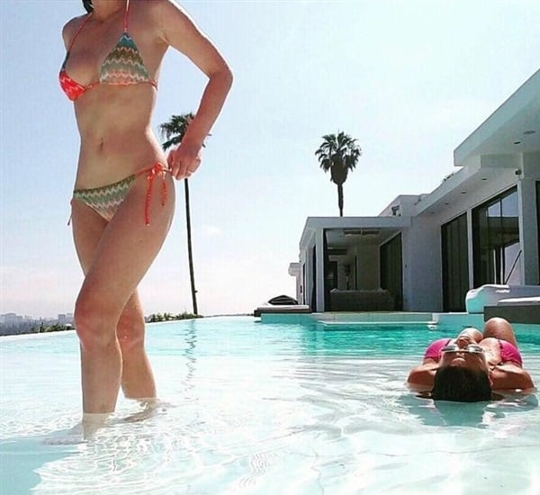 Olivia Munn Seductive Bikini Pics