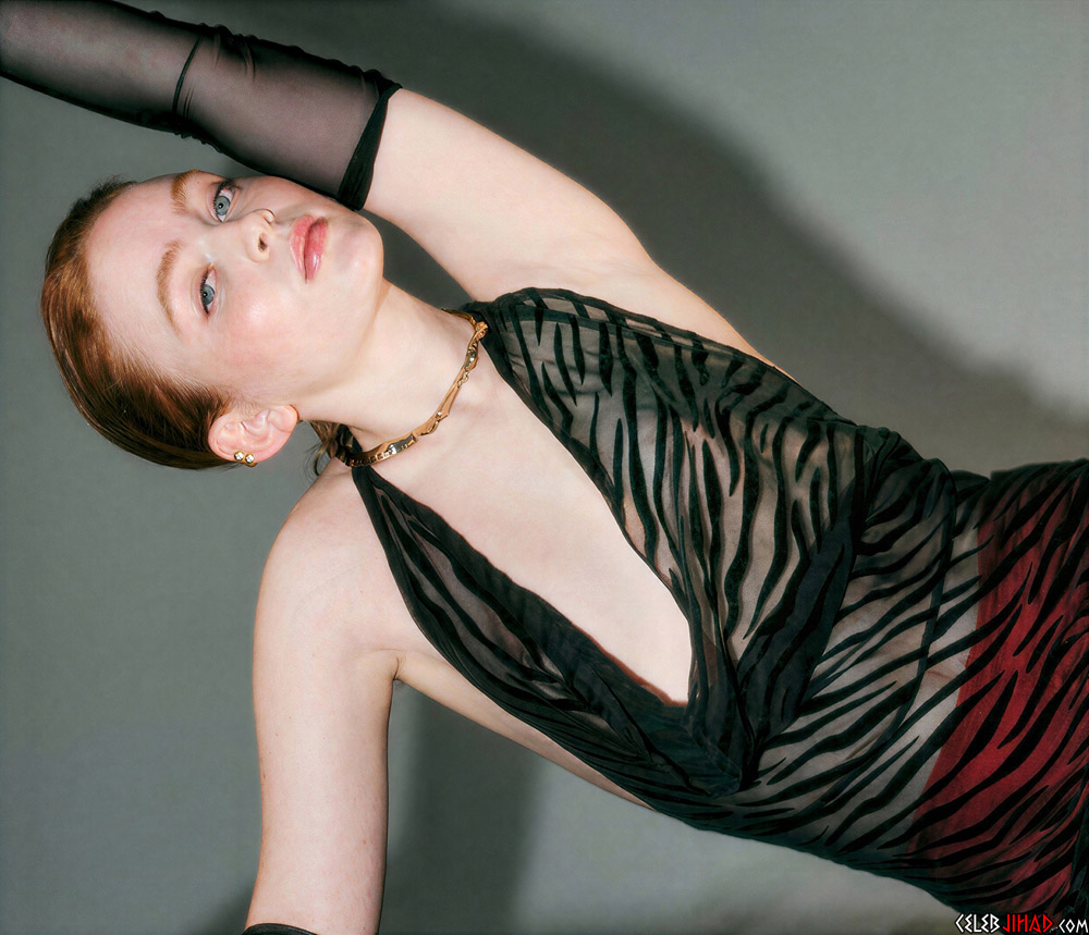 Sadie Sink nude tit