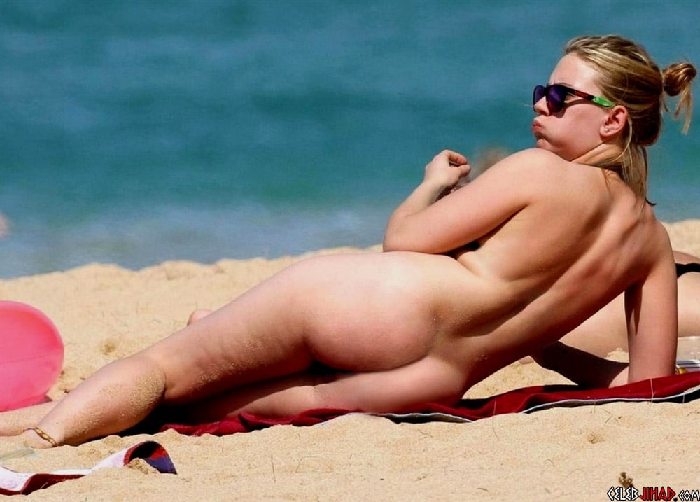 Scarlett Johansson Nude Beach Photos