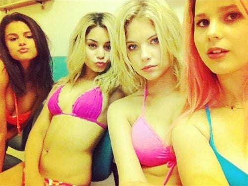Selena Gomez Horny In Bikini Pic With Friends