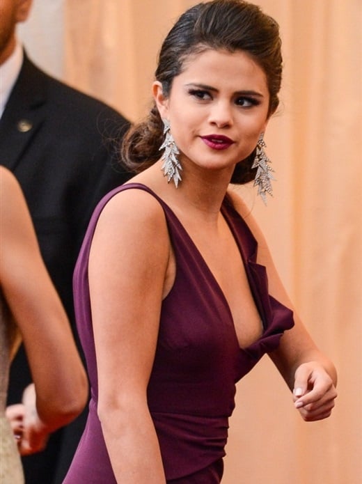 Selena Gomez nip slip