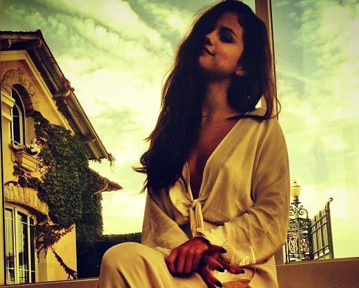 Selena Gomez robe nipple