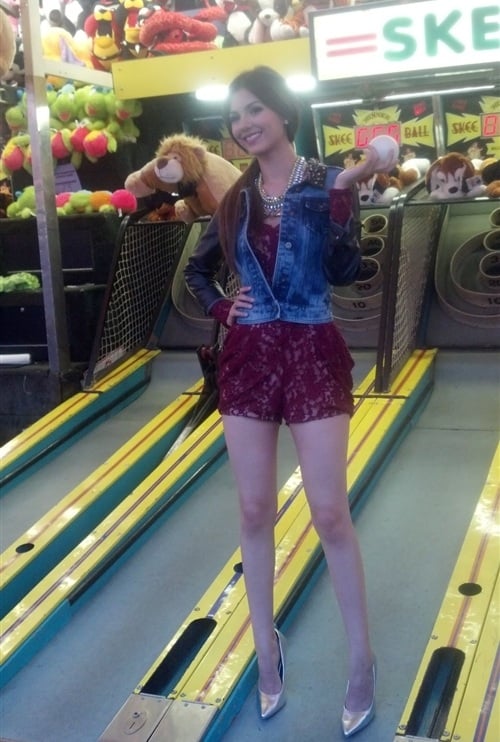 Victoria Justice Caught Cheating At Skee Ball 