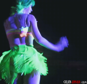 Katy Perry Bends Over And Shows Her Lady Crack From The Back
