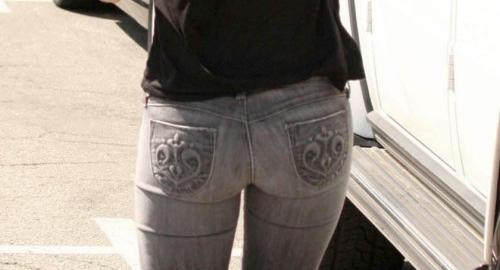 Megan Fox’s Tight Butt In Skinny Jeans