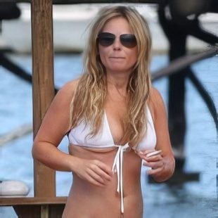 Geri Halliwell has a Loose Belly Button