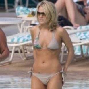 Carrie Underwood In A Gray Bikini Pictures