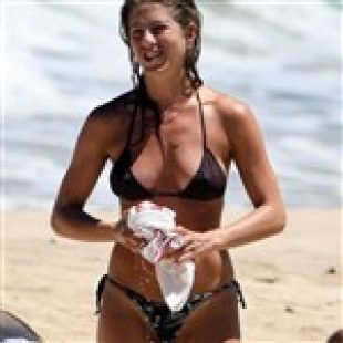 Jennifer Aniston Shows Off Her 41 Year Old Bikini Body