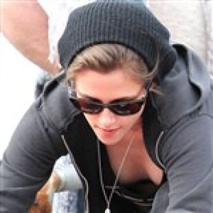 Kristen Stewart Down Blouse Cleavage Pictures