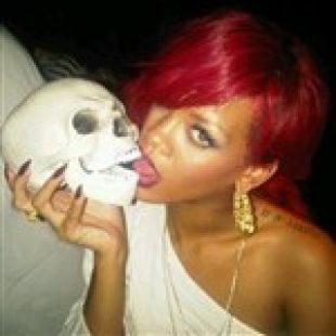 Rihanna Made Out With Michael Jackson