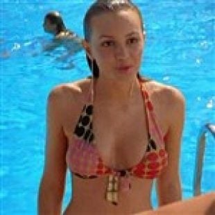 Leighton Meester Whores Her Body In A Bikini
