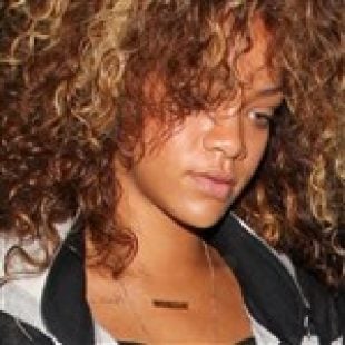Chris Brown Buys Rihanna A Necklace
