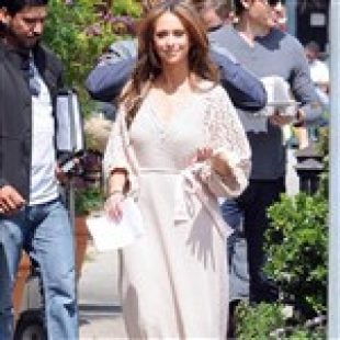 Jennifer Love Hewitt Wears Beautiful Knit Burka