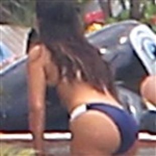 Kim Kardashian Blurry Bikini Pics
