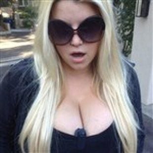 Jessica Simpson Shows Her Fat Titty Cleavage