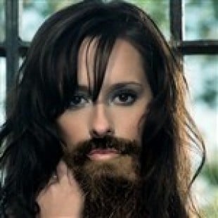 Jennifer Love Hewitt Grows An Incredibly Sexy Beard