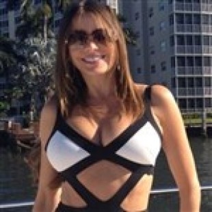 Sofia Vergara Tweets Swimsuit Pic