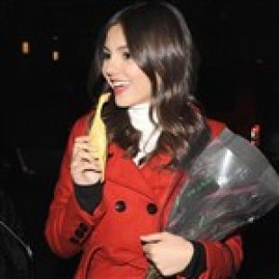 Victoria Justice Caught Choking The Chicken