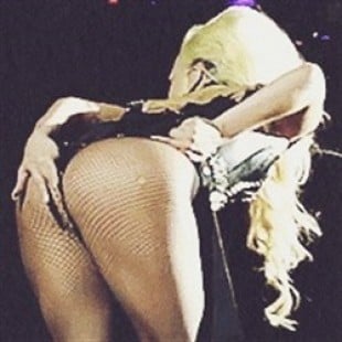 Lady Gaga Fingers Her Butt On Stage
