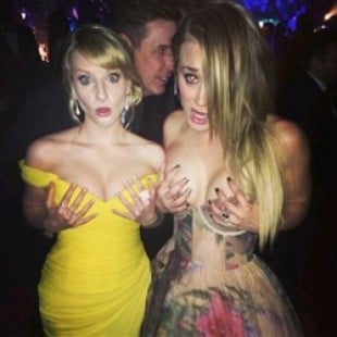Kaley Cuoco & Melissa Rauch Holding Their Golden Globes