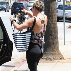 Kaley Cuoco's Plump Butt And Camel Toe In Yoga Pants