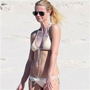 Gwyneth Paltrow Making Stupid Faces In A Bikini
